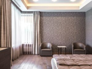 Jakie tapety i dodatki wybrać, aby ocieplić wnętrze?